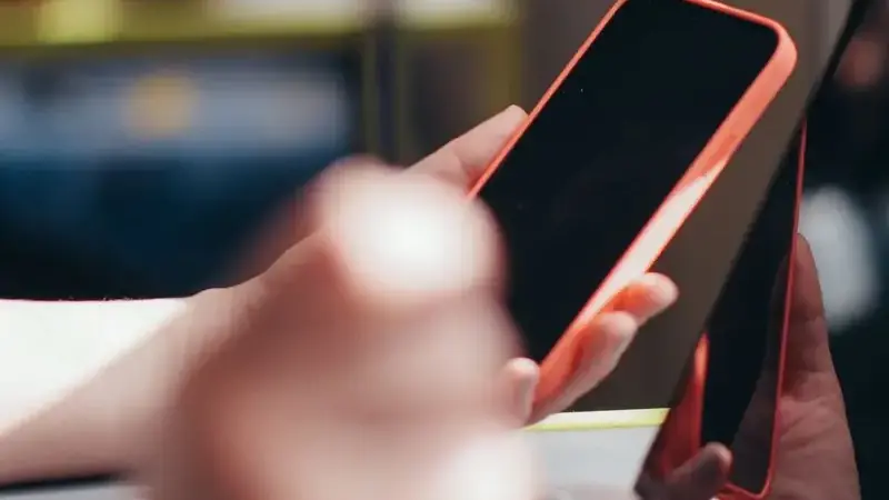 Person holding an Android phone, ready to install the Umingle APK