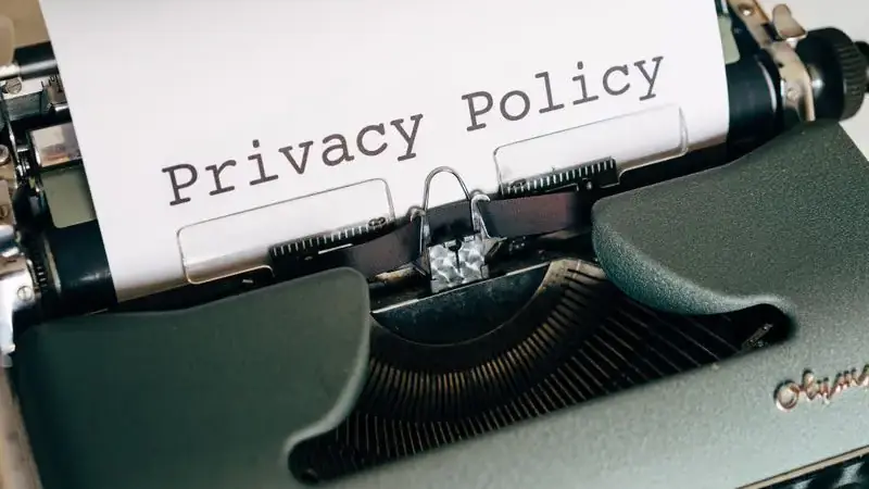Vintage typewriter with a Privacy Policy page for the Umingle privacy guide